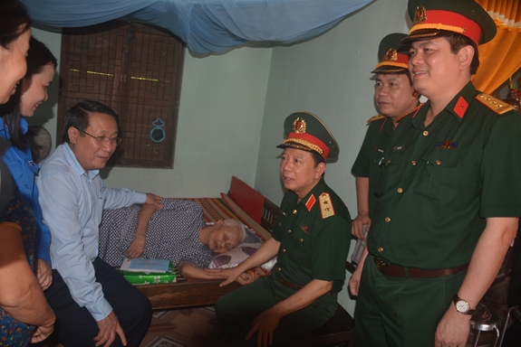 Trung tướng Lê Hiền Vân tặng quà Bà mẹ Việt Nam Anh hùng tại tỉnh Quảng Trị